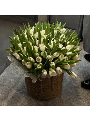 Корзина 101 білий тюльпан
