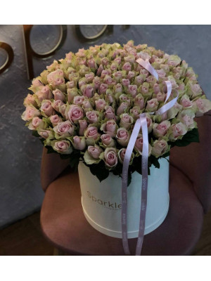 Коробочка 131 троянда Pink Athena