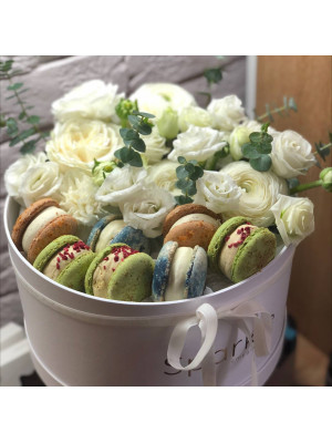 Коробочка з макарунсами і квітами ''Ніжність''