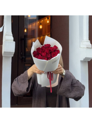 Букет 15 троянд "Madam Red"