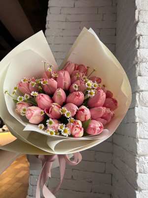 25 тюльпанів з ромашкою