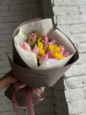 Букет 11 тюльпанів з мімозою 